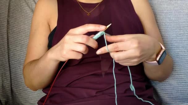 Torso Female Sitting Couch Doing Knitting Wool Quite Few Stitches — Videoclip de stoc