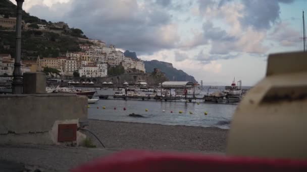 Picturesque Amalfi City Campania Italy Гавань Середземному Морі Літніх Небосхилах — стокове відео
