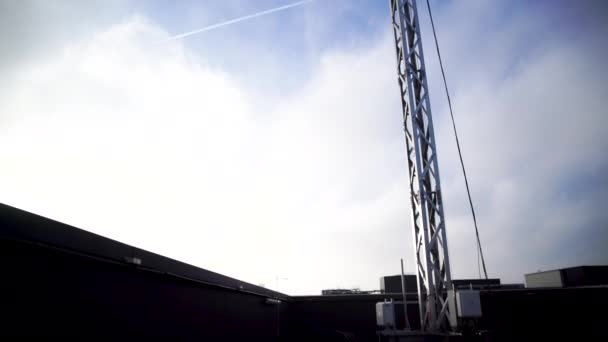 德国穆恩斯特地质研究所屋顶上气象测量仪器倾斜向上拍摄 — 图库视频影像