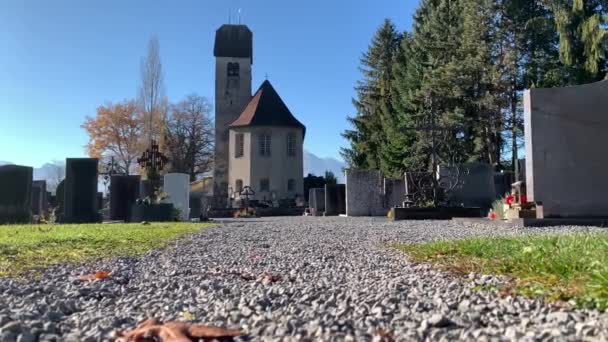 Старая Церковь Святого Михаила Лежит Посреди Кладбища Дневном Свете Осенними — стоковое видео