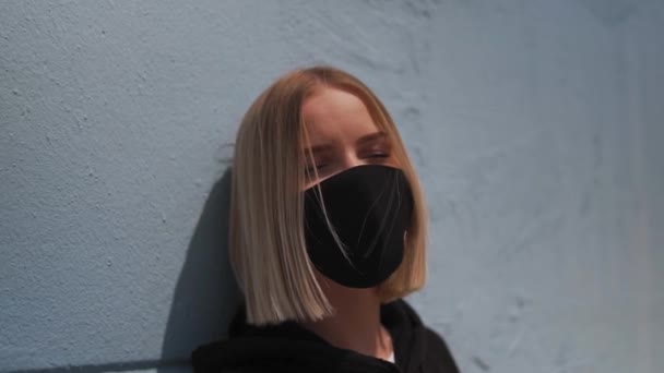 Close Young Blonde Woman Black Face Mask Exterior Slow Motion — Stockvideo