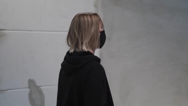 Slow Motion Young Woman Face Mask Black Clothes Walking Exterior — Stockvideo