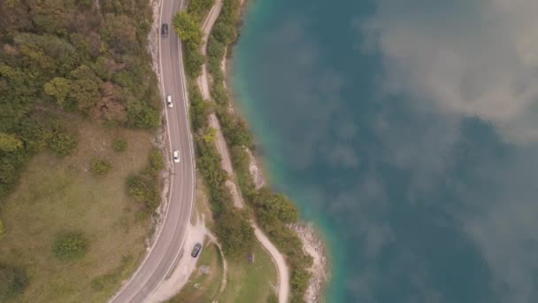 Bird Eye Shot Marvelous Reflection Sky Lake Embraced Charming Coastline — Vídeo de stock