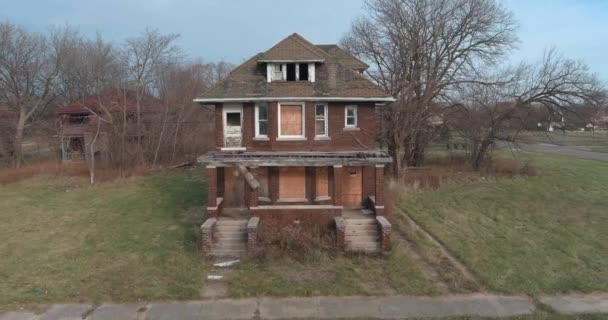 Drone View Dilapidated House Detroit Neighborhood Video Filmed Best Image — Stockvideo
