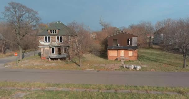 Drone View Dilapidated House Detroit Neighborhood Video Filmed Best Image — Stock video