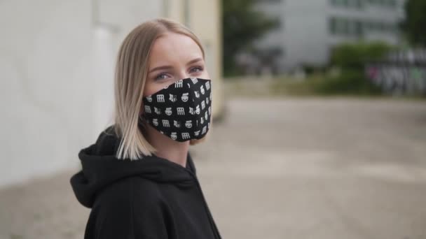 Young Modern Girl Protective Face Mask Urban Exterior Slow Motion — Vídeo de stock
