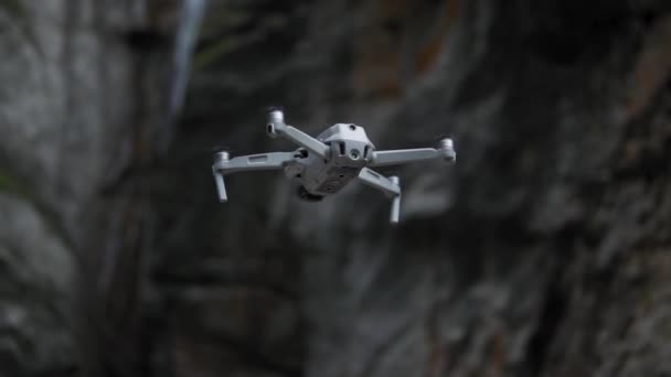 Κηφήνας Quadcopter Αιωρείται Και Φέρουν Προς Εμπρός Αργή Κίνηση — Αρχείο Βίντεο