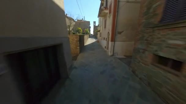 Вид Воздуха Быстрая Тележка Вперед Между Старыми Аллеями Итальянской Деревни — стоковое видео