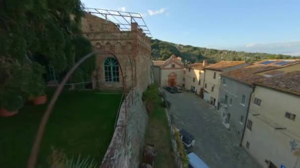 Чудесная Средневековая Деревня Тосканских Горах Италия Воздушный Дрон Fpv — стоковое видео