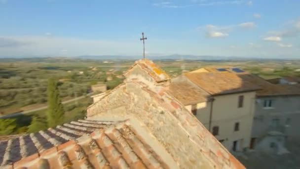 Fast Aerial Flyby Close Cross Top Old Church Surrounding Vineyards — Vídeo de stock