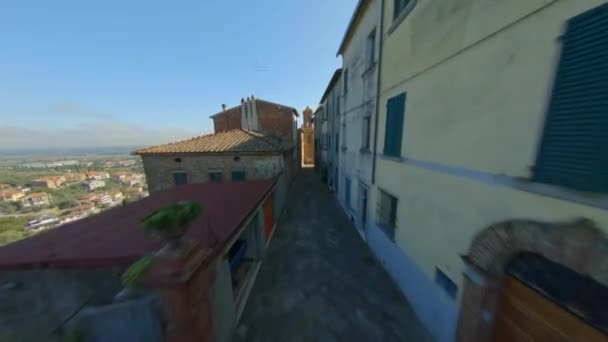 Fpv Drone View Narrow Streets Italian Village Tuscany — Vídeo de stock