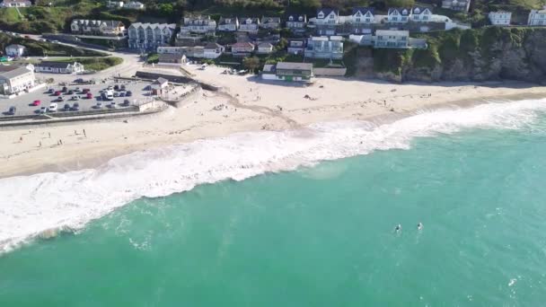 Turquoise Blue Water Waves Portreath Beach Beachfront Hotels Background Summer — Vídeo de Stock