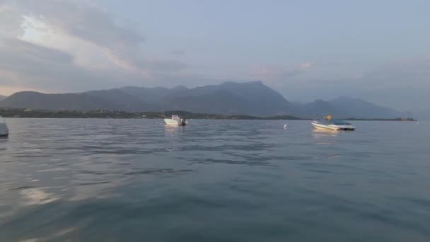 Летающий Над Поверхностью Озера Между Моторными Лодками Лестница Лаго Гарда — стоковое видео