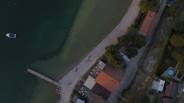 Люди Отдыхают Набережной Города Сало Озера Гарда Вид Сверху Антенны — стоковое видео