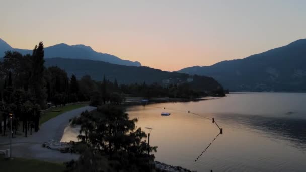 Снимок Озера Гарда Закате Вид Воздуха Пейзаж Италии Озером Горами — стоковое видео
