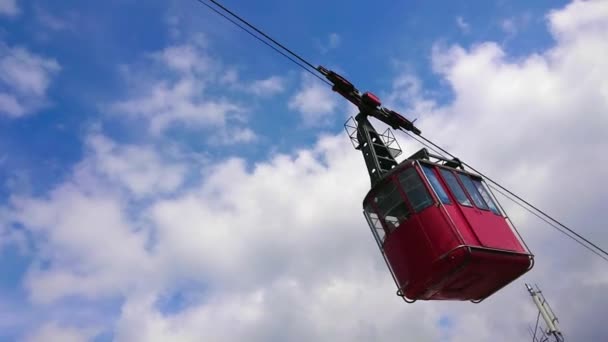 Red Cable Car Going Mountain Sunny Summer Day — Vídeo de Stock