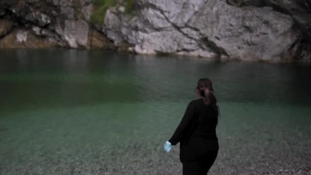 Γυναίκα Ρίχνουν Πέτρα Στα Κρυστάλλινα Νερά Της Λίμνης Ledro Στην — Αρχείο Βίντεο