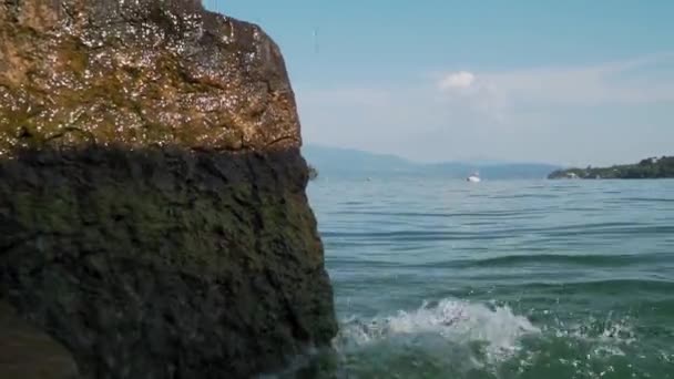 Lake Water Waves Splashing Stone Close View Shore Lakeside Panorama — Stockvideo