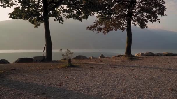 Empty Lake Garda Shore Sunrise Amazing Panorama Misty Mountain Horizon — Stok video