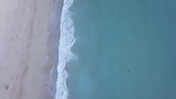 Beautiful Blue Ocean Sea Waves Crashing Beach Newquay United Kingdom — Vídeo de stock