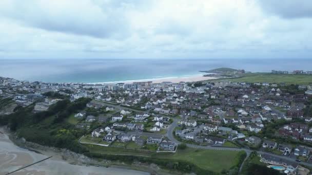 Aerial View Buildings Coastal Cliff Newquay Cornwall Static Shot — Stock video