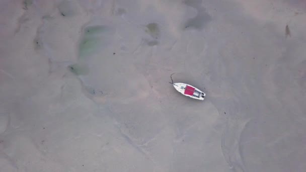 ニューキーイギリスのチャンネル川の浅い水の上のボート 空中上昇 — ストック動画