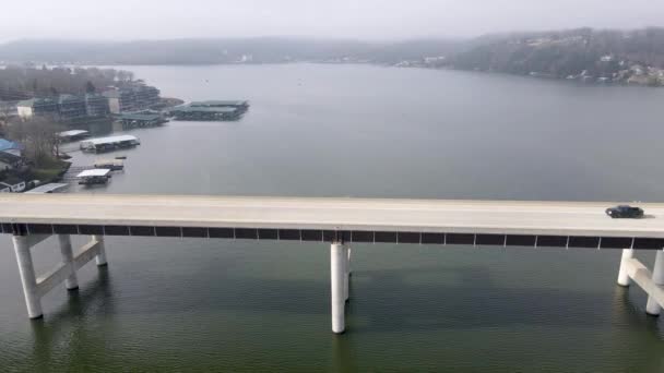 Car Commuting Highway Bridge Road Crossing Ozarks Lake Missouri Aerial — Stock videók