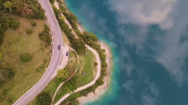 มมองทางอากาศ นกตา ของทะเลสาบ Ledro บถนนและรถยนต และรถบรรท — วีดีโอสต็อก