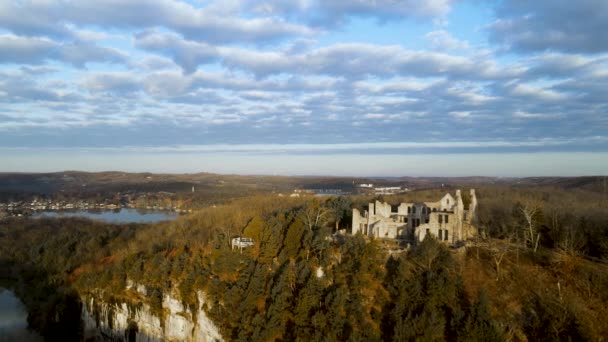 Μεσαιωνικό Κάστρο Φρούριο Ερείπια Για Cliff Στο Όμορφο Τοπίο Εναέρια — Αρχείο Βίντεο