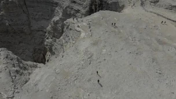 High Mountain Trail Hikers Walking Cliff Dolomites Italy Aerial — Vídeo de stock