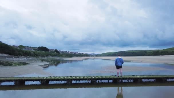 Newquay Cornwall Tahta Jetty Gannel Nehri Bakan Adam Bulutlu Bir — Stok video