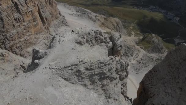 High Mountain Trail Dolomites Aerial View Spectacular Rock Peak Abyss — Stok video