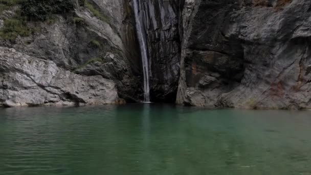 Pristine Mountain Lake Waterfall Water Falling Deep Dark Abyss — Stockvideo