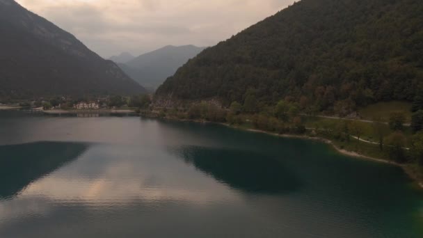 Coast Lago Ledro Northern Italy Footpath Surrounding Lake Aerial — 图库视频影像