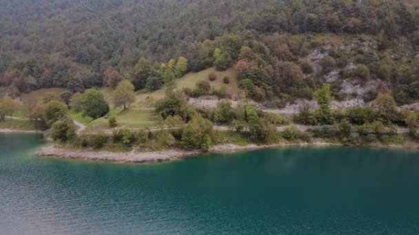 Coastal Road Footpath Shore Lake Ledro Italy Aerial Panorama — 图库视频影像