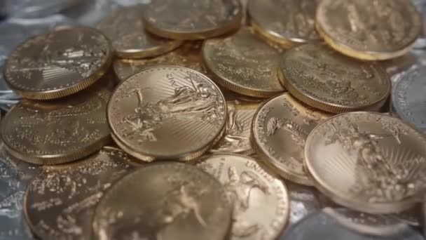 Gold American Eagles Coins Bed Silver Coins Rotating Right — Vídeos de Stock