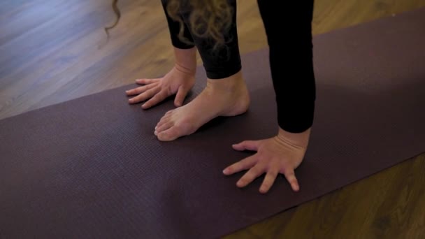 Closeup Hands Feet Doing Yoga Female Yoga Instructor Doing Gymnastic — Stockvideo