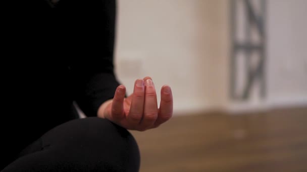 Крупный План Руки Инструктора Йоге Фитнес Студии Концепция Медитации Отдыха — стоковое видео