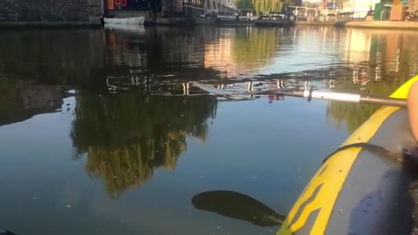 Αντανάκλαση Στο Κανάλι Του Νερού Από Ένα Καγιάκ Γέφυρας Στο — Αρχείο Βίντεο