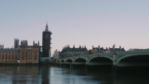 Static Shot Big Ben Westminster Bridge Winter Morning Tier Corona — Wideo stockowe