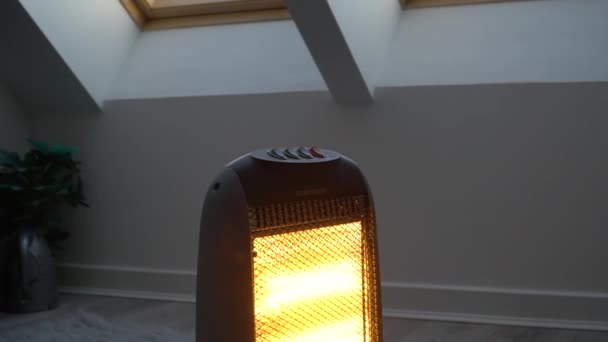 英国一个寒冷的夜晚 室内卤素便携式加热器在寒冷的天气里关闭 其背景是漆黑的冬夜 — 图库视频影像