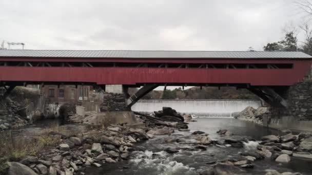 Aerial Pullback Revealing Taftsville Bridge Ottauquechee River — Stock video