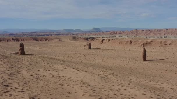 Drone Πυροβόλησε Πετούν Προς Κάποια Μοναδική Πυλώνες Βράχο Στην Έρημο — Αρχείο Βίντεο