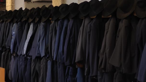 Row Traditional Orthodox Male Jewish Jackets Hats Hung Cloakroom — Vídeo de Stock