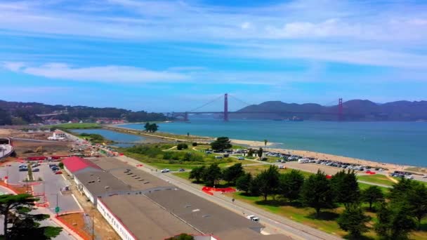 Съемка Беспилотника Заливе Сан Франциско Смотрящего Мост Золотые Ворота Движущегося — стоковое видео