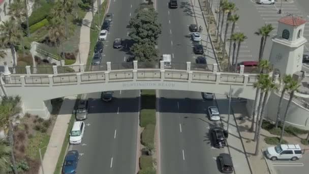 Huntington Beach Cross Walk Bridge — Stockvideo