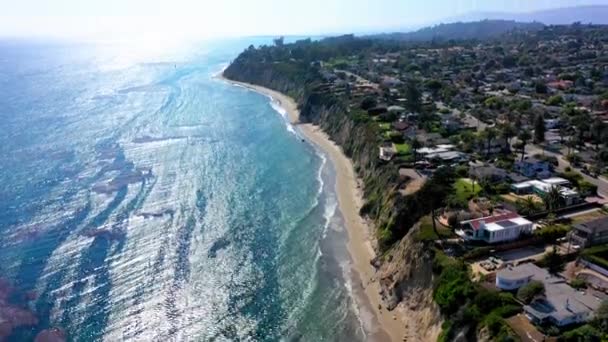 Santa Barbara Beach Cliff Drone Panning — ストック動画