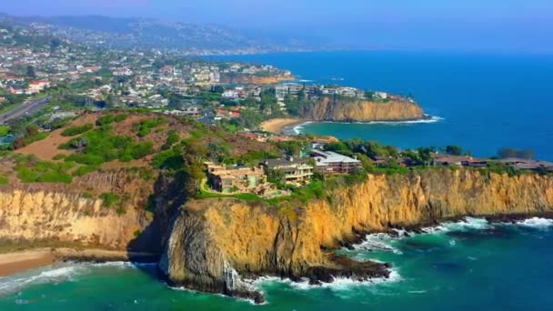 Huge Houses Cliff Laguna Beach Drone Clip Shows Beach Sand — Stock Video