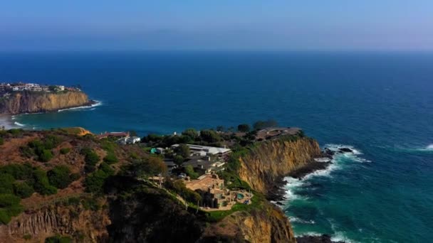 Drone Shot Flying Away Huge Mansions Cliff Laguna Beach California — Video Stock