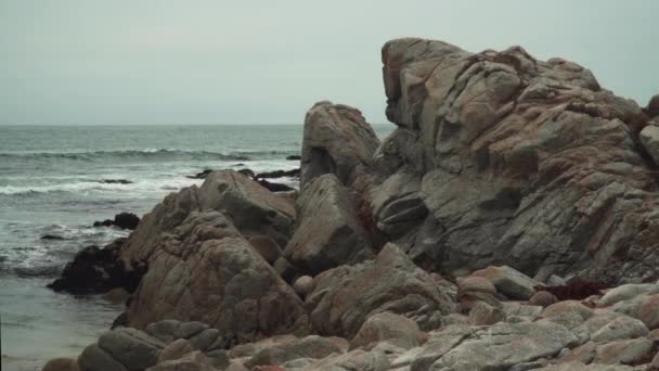 Beautiful Rock Formations Overcast Rocky Beach Waves Monterey California — Stock Video